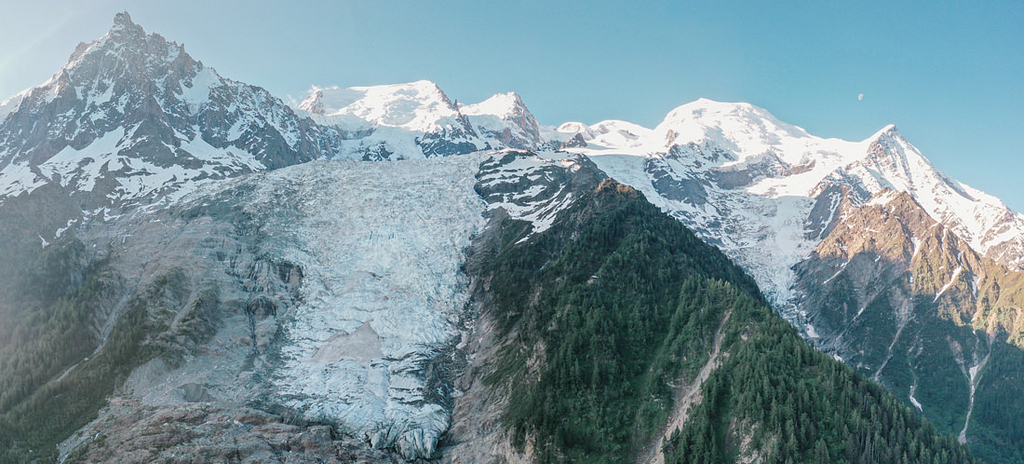 001 mont blanc gletscher drohne luftaufnahme 1024x464 - Die atemberaubende Schönheit des Mont Blanc Gletschers aus der Vogelperspektive