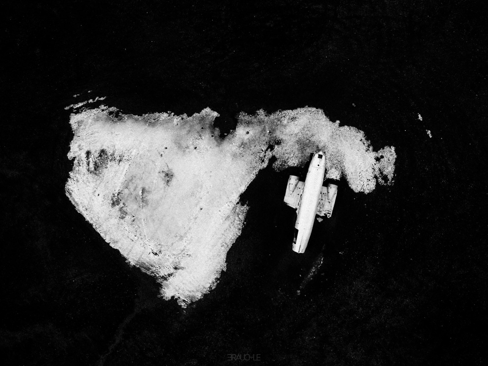 iceland airplane wreck dc3 drone 0001 - Island - Verlassenes Flugzeugwrack DC-3 an der Südküste