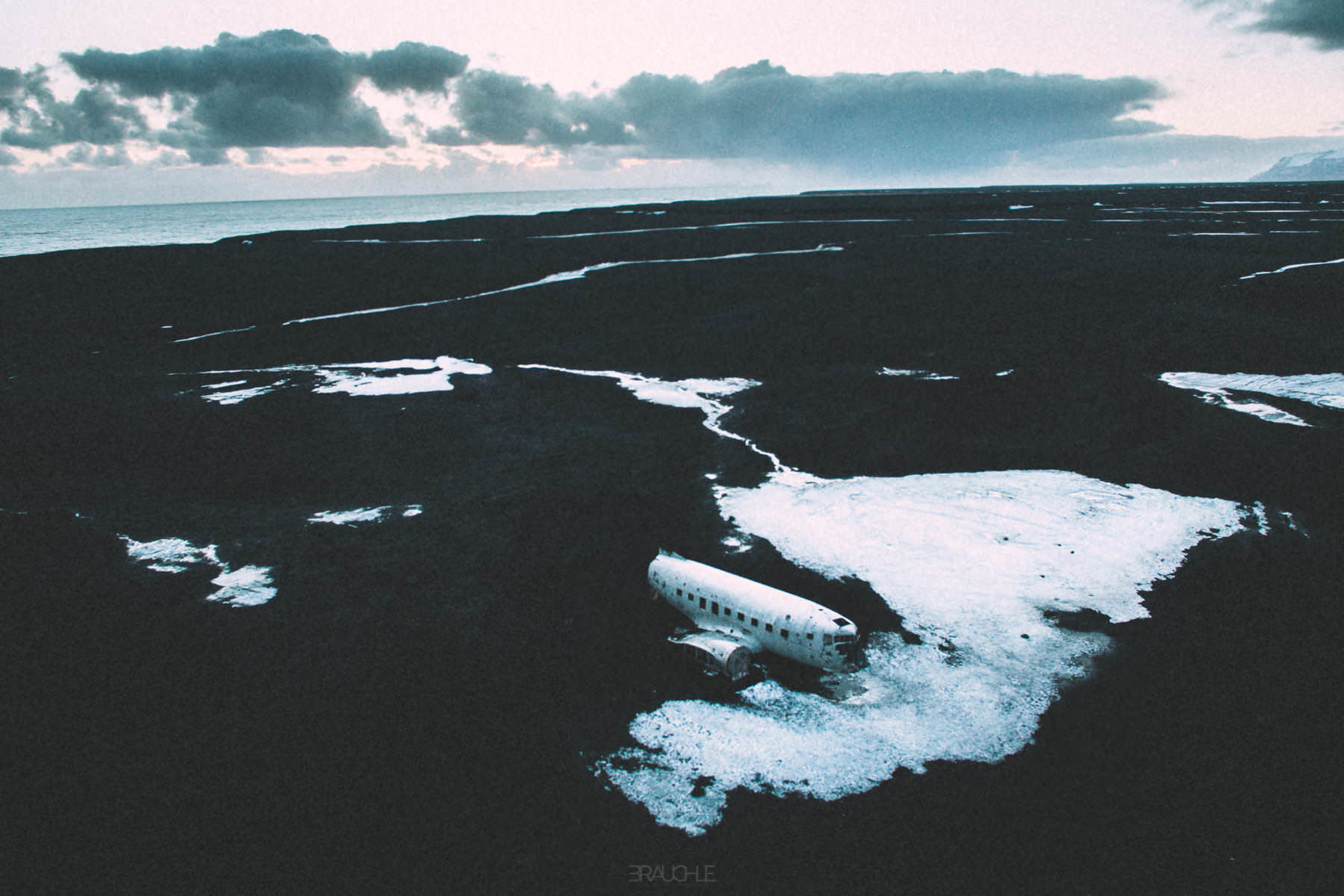 iceland airplane wreck dc3 drone 0003 - Island - Verlassenes Flugzeugwrack DC-3 an der Südküste