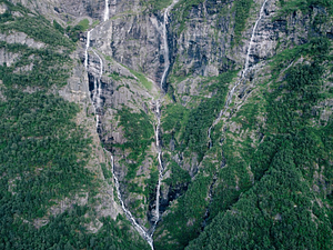 fjord wasserfaelle norwegen 300x225 - fjord-wasserfaelle-norwegen.jpg